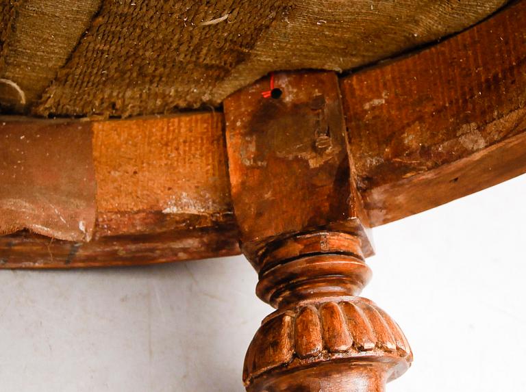 KARMSTOLAR, 2 st snarlika, gustavianska, 1700-talets andra hälft.