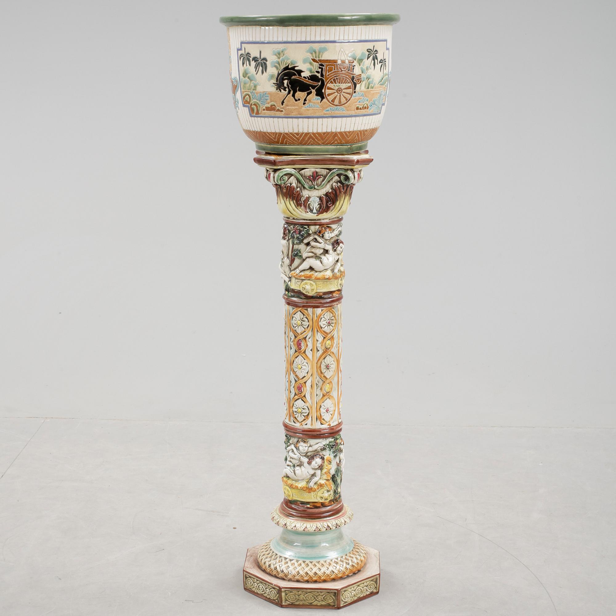 PIEDESTAL samt YTTERFODER, majolika och stengods, 1900-talets första hälft.