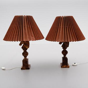 BORDSLAMPOR, 1 par, alabaster, 1900-talets andra hälft.