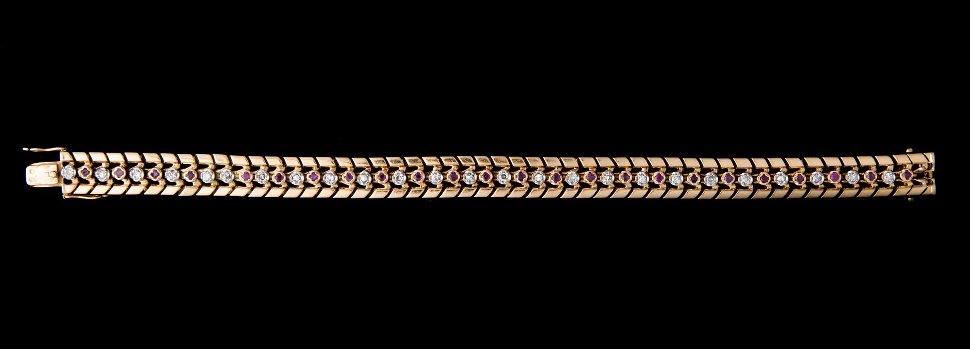 ARMBAND, 18K guld, 8/8-slipade diamanter, rubiner. Vikt ca 48,3 g.