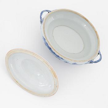 Terrin med lock, porslin, Kina, Qingdynastin, Qianlong (1736-95).