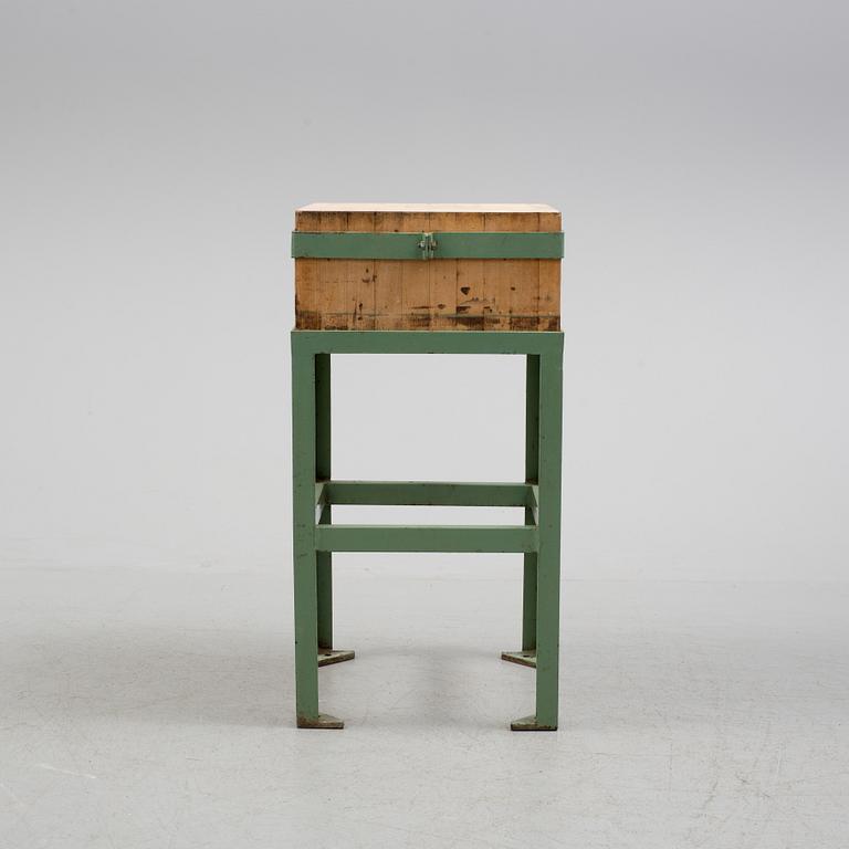 STYCKBÄNK/HUGGKUBBE, 1900-tal.