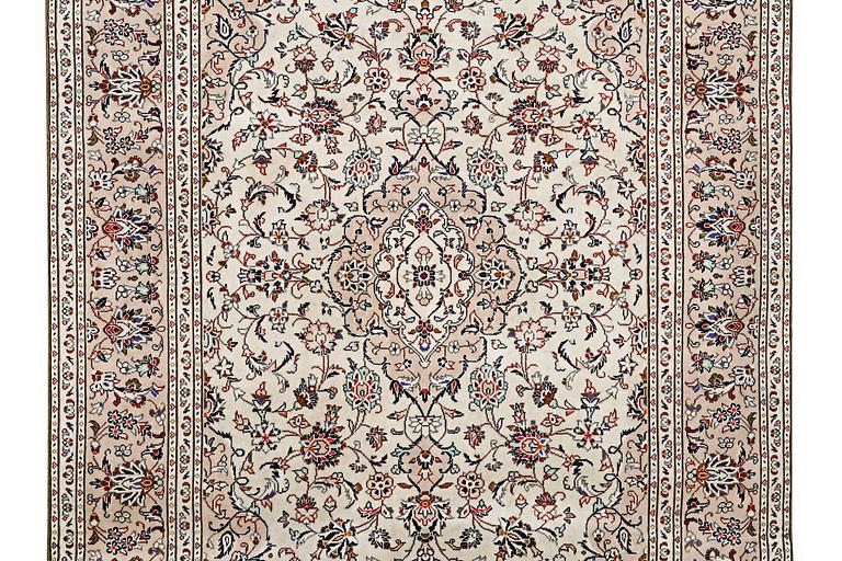 A Kashan carpet, c. 300 x 202 cm.