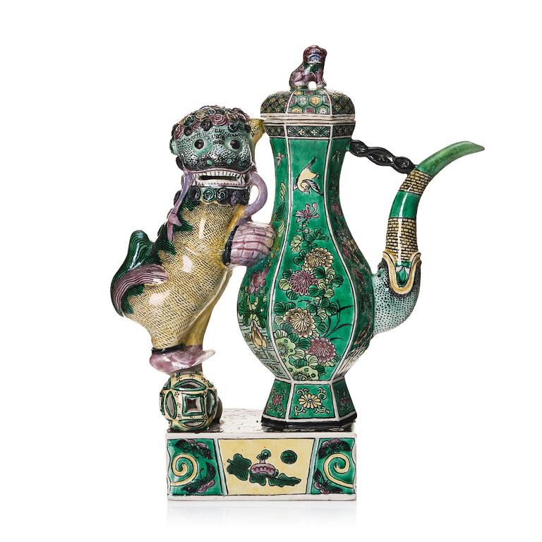 A famille verte wine ewer, Qing dynasty, 19th century.