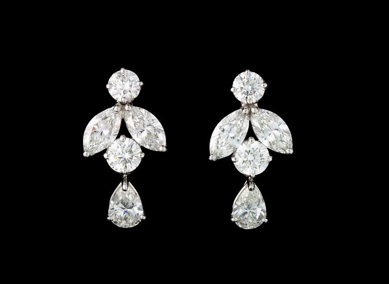 A pair of diamond earrings, tot. 8 cts of drop- and brilliant cut diamonds.