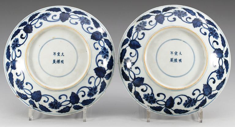 A pair of blue and white dishes, Qing dynasty (1644-1912) with Xuande´s six character mark.