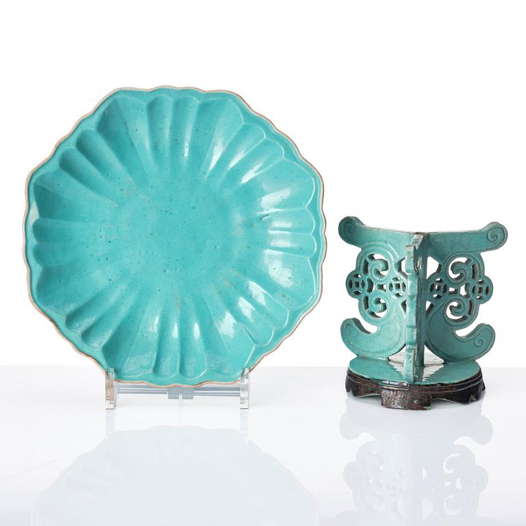 A turquoise glazed dish with stand, Qing dynasty, 19th century.