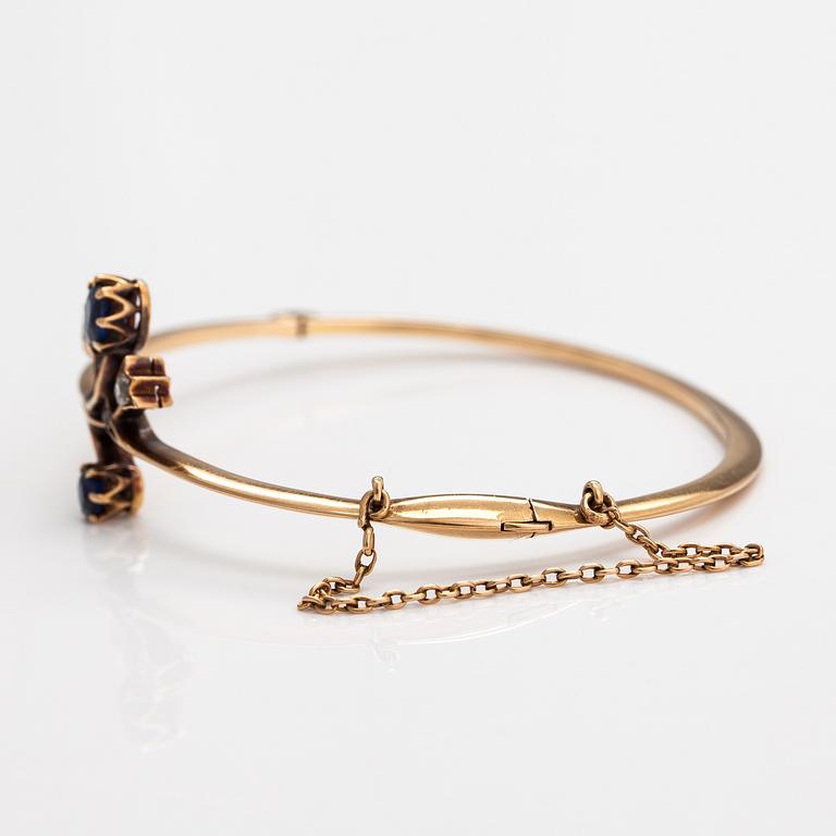 Armband, 14K guld, gammalslipade diamanter ca 0.14 ct tot, rosenslipade diamanter och safirer.