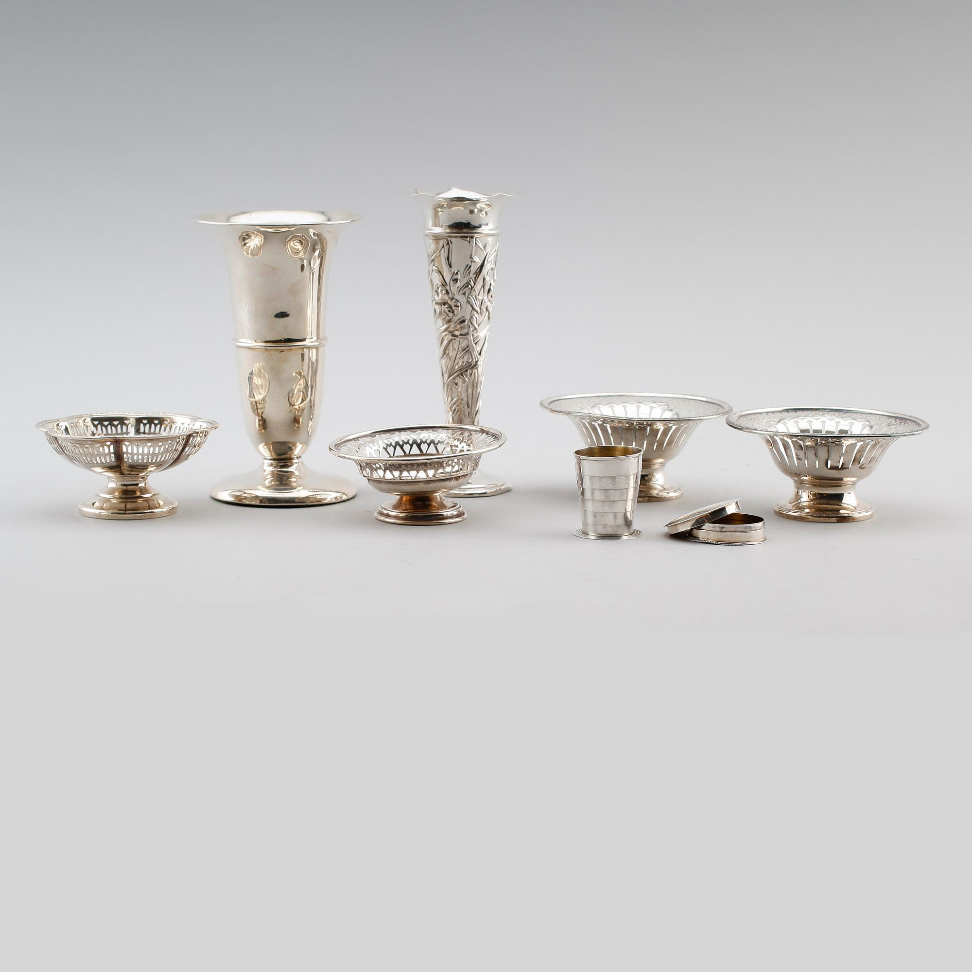 SAMLING SILVERFÖREMÅL, 7 delar, engelska stämplar, 1900-tal. Vikt utom vaser ca 266 gram.