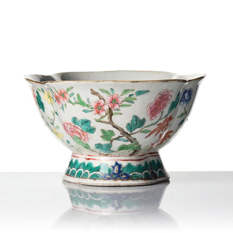 A group of three famille rose dishes, late Qing dynasty.