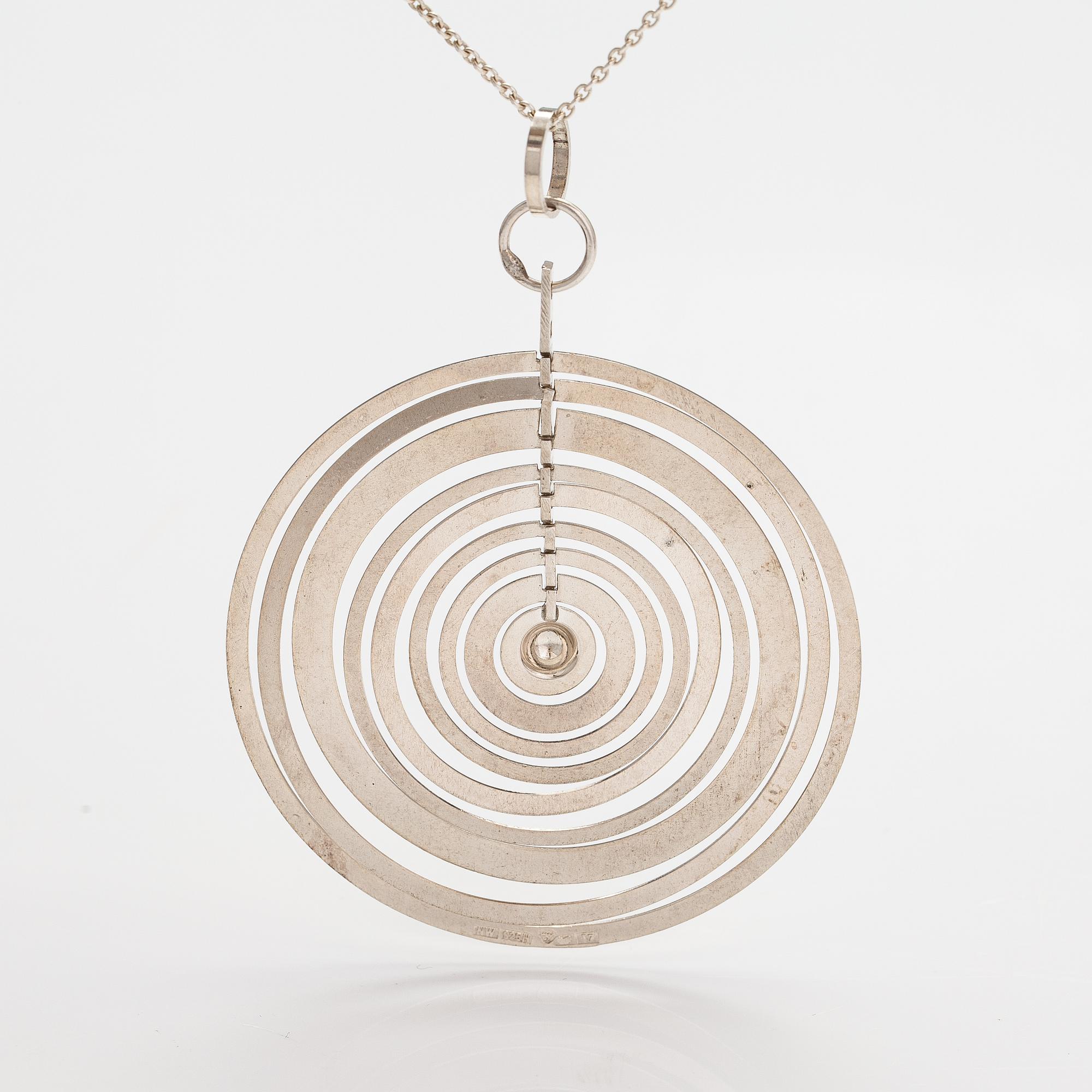 Tapio Wirkkala, Halsband "Silvermåne", sterlingsilver. Westerback, Helsingfors 1972.