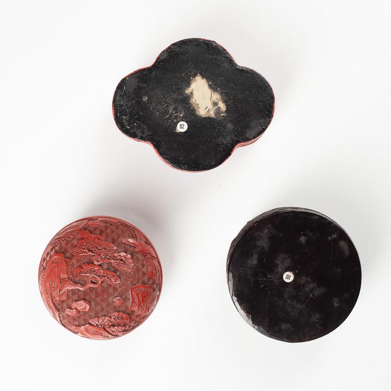 Ask med lock, tre stycken, lack. Sen Qingdynasti.