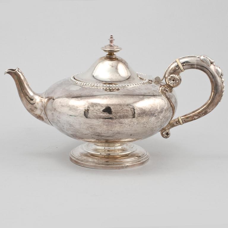 TEKANNA, silver, Gustaf Möllenborg, Stockholm, 1879, vikt 660 gram.