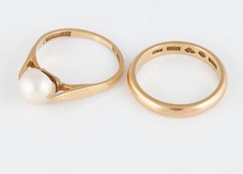 RINGAR 2 st, 18K guld med odlad pärla, kattfotstämplade. Vikt 5,5 gram.