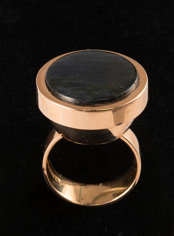 Elis Kauppi, A RING, gold 14K with spectrolite, Kupittaan Kulta, 1960´s. Weight 14 g.