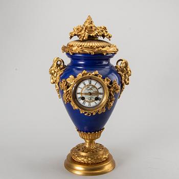 BORDSPENDYL, Louis XV-stil omkring 1900.