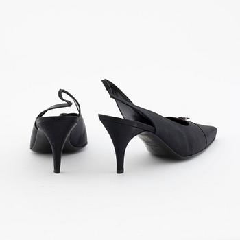 CHANEL, ett par slingbacks.