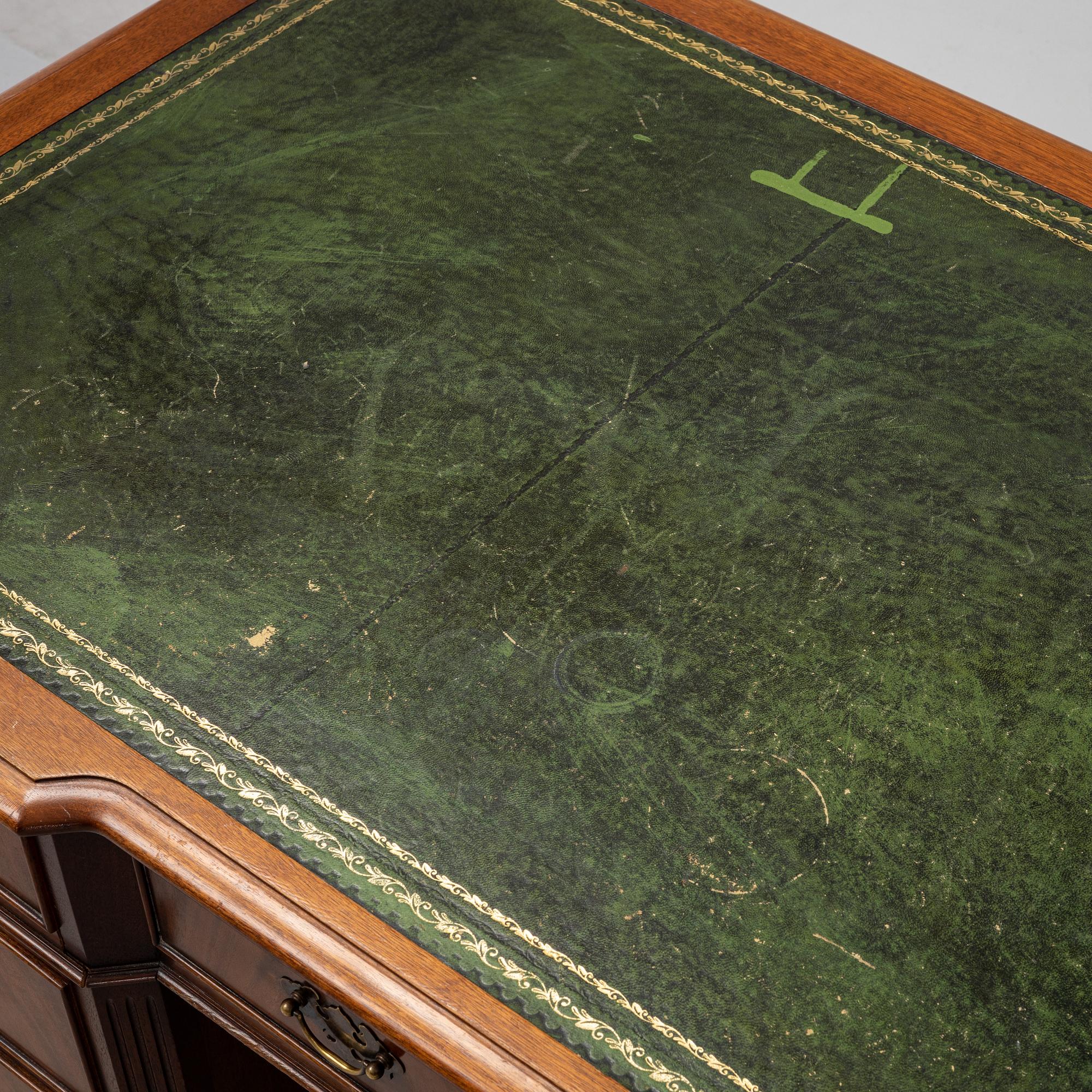 Skrivbord, engelskt, 1900-talets andra hälft, av Charles Barr.