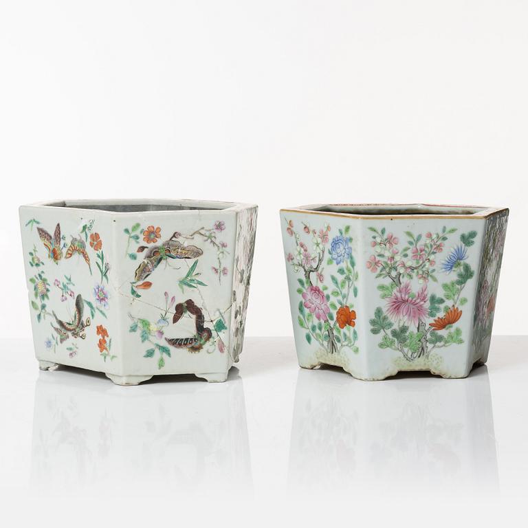 A set of two famille rose jardinieres, Qing dynasty, 19th century.