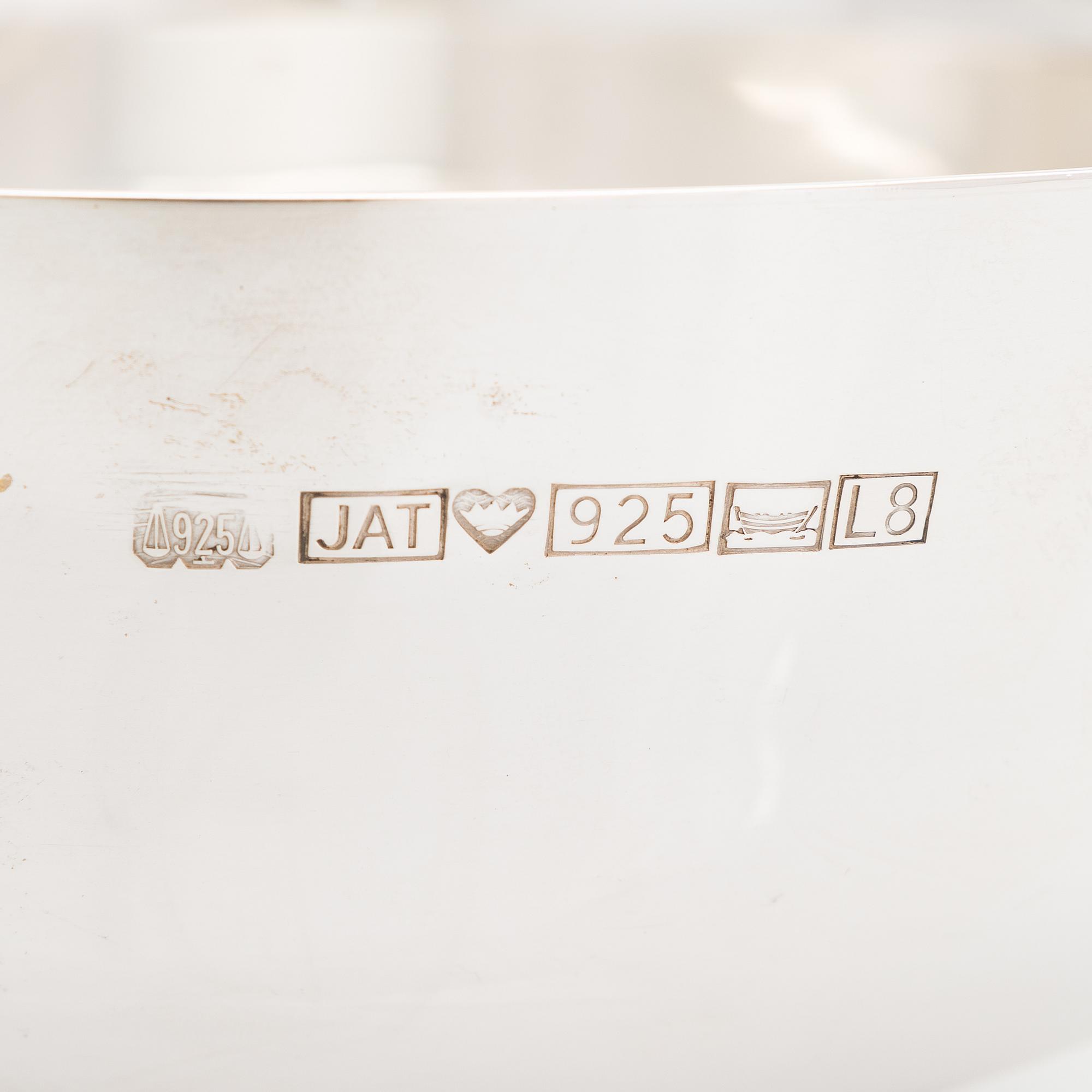 Pekka Piekäinen, two bowls in sterlingsilver och silver, Tarkiainen, Helsinki 1988 and Auran Kultaseppä, Turku 1978.