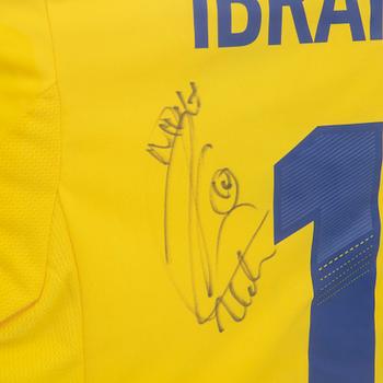 Landslagströja 2015-16 med autografer bla  Zlatan Ibrahimovics.