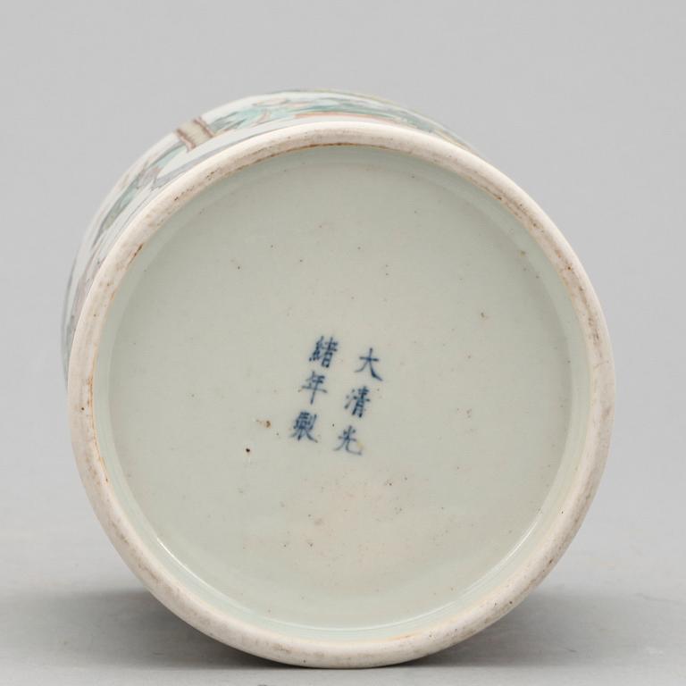 BURK MED LOCK, porslin, Kina, 1900-tal.