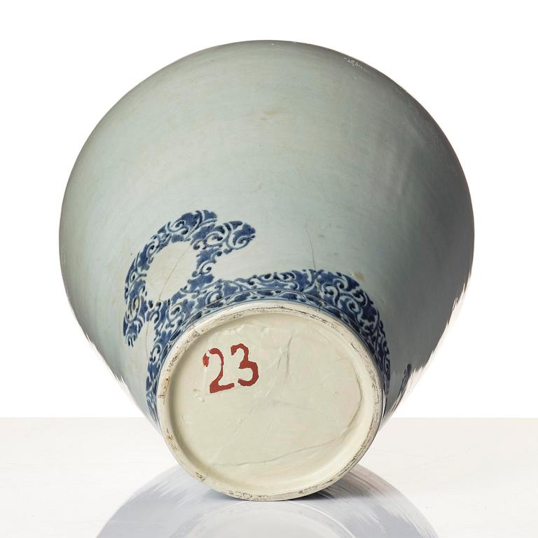 A Japanese blue and white porcelain urn, Genroku, Edo (1603-1868).