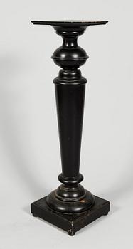 PIEDESTAL, sent 1800-tal, svartmålad.