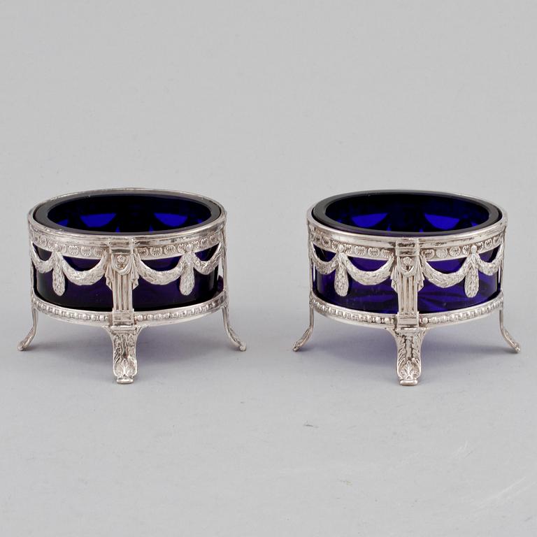 SALTKAR, ett par, silver med blå glasinsatser, Möllenborg, Stockholm, 1911. Silvervikt 90 g.