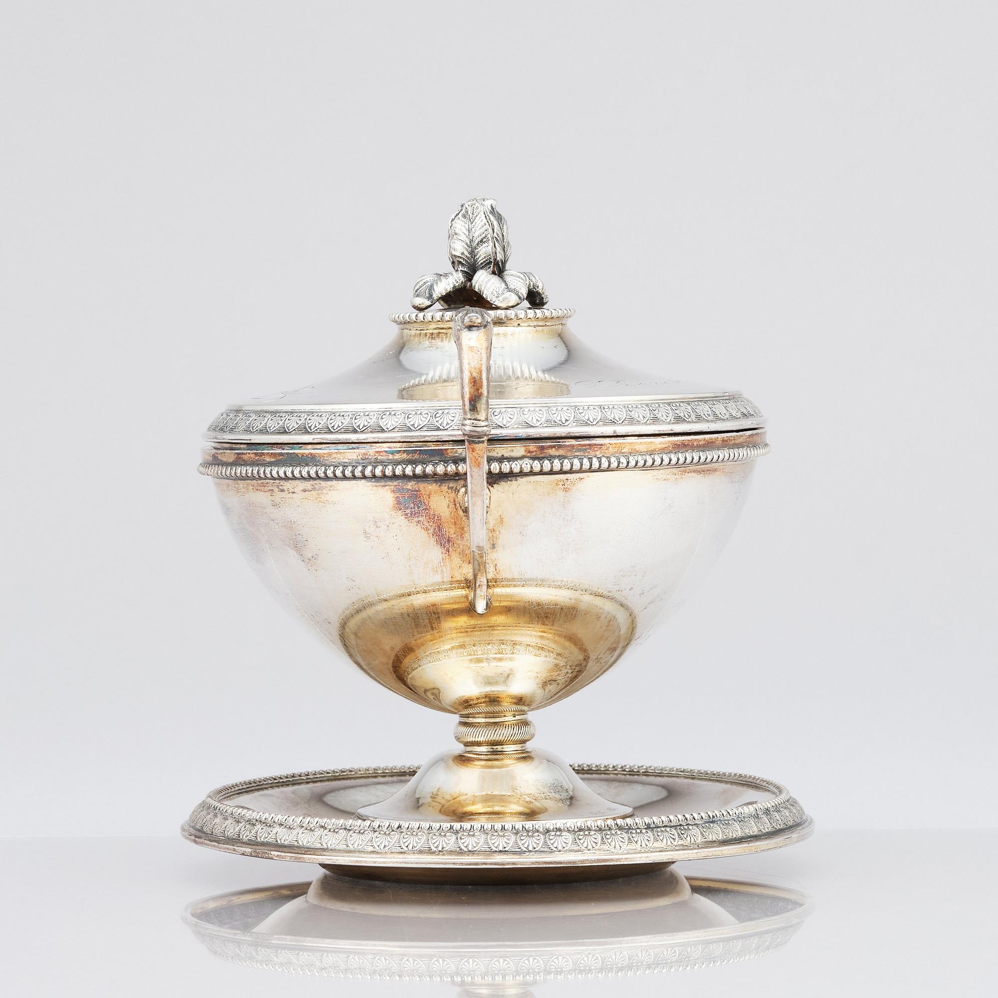Karl Anderson, skål med lock, på fat, silver, Stockholm 1911. Gåva från Drottning Sofia.