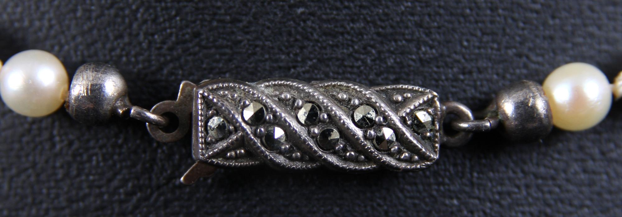 PÄRLCOLLIER, med silverfattning, 1900-talets mitt.
