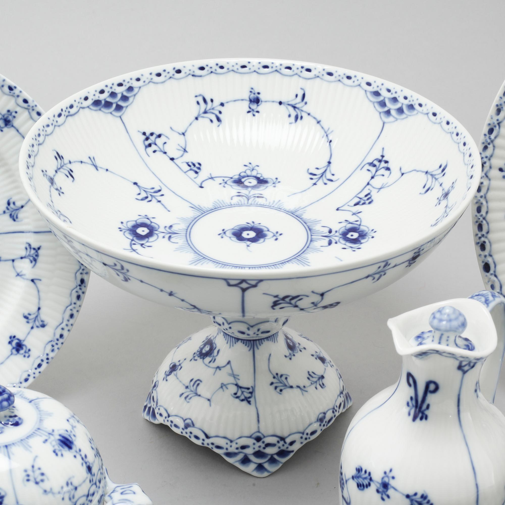 64 pieces of porcelain tableware from Royal Copenhagen, model "Musselmalet", 20th century.