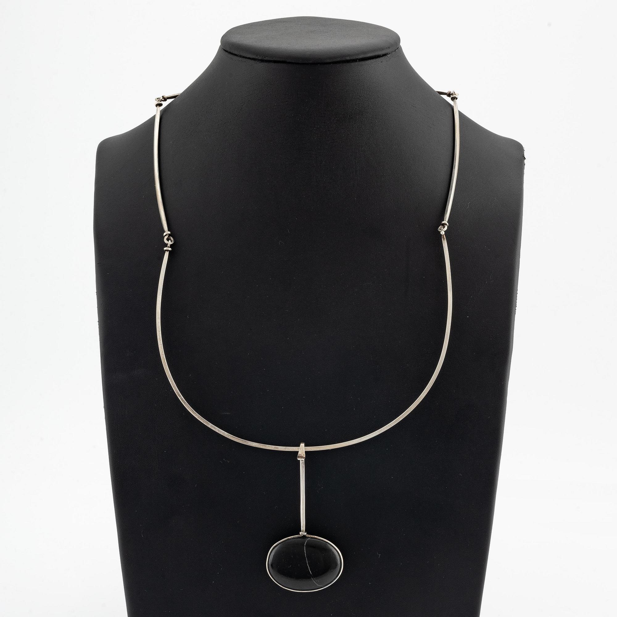 Vivianna Torun Bülow-Hübe, hänge med kedja, silver med strandsten, 1963.