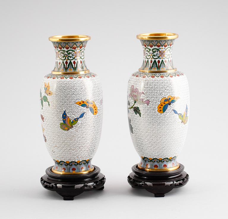 VASER, 1 par, emaljarbeten, Kina, 1900-/2000-tal.