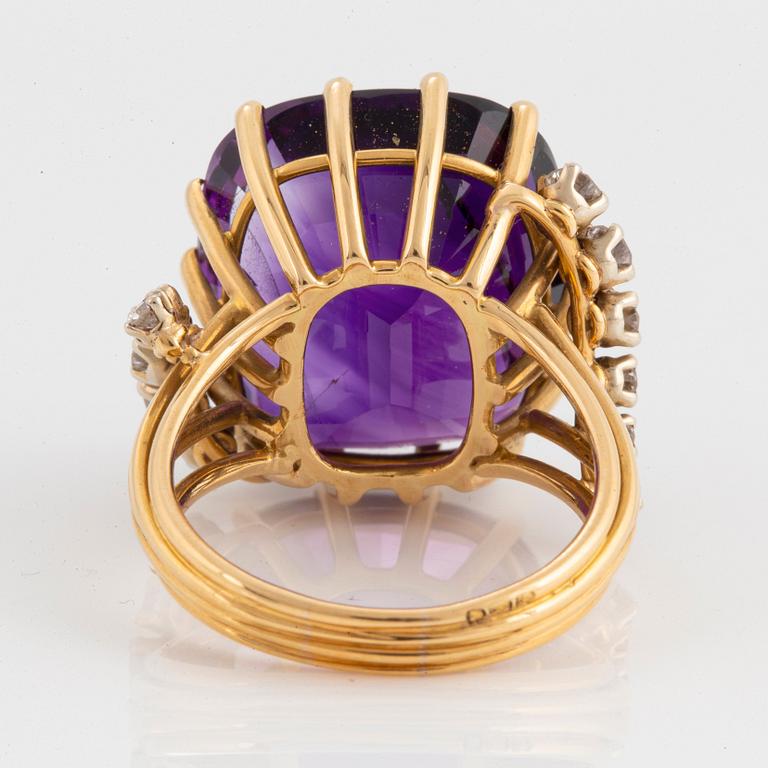 Ring 18K guld med en fasettslipad ametist och runda briljantslipade diamanter.