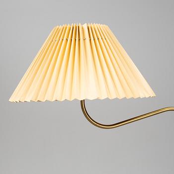 Josef Frank golvlampa, "Stora kamelen", model 2368, Firma Svenskt Tenn.