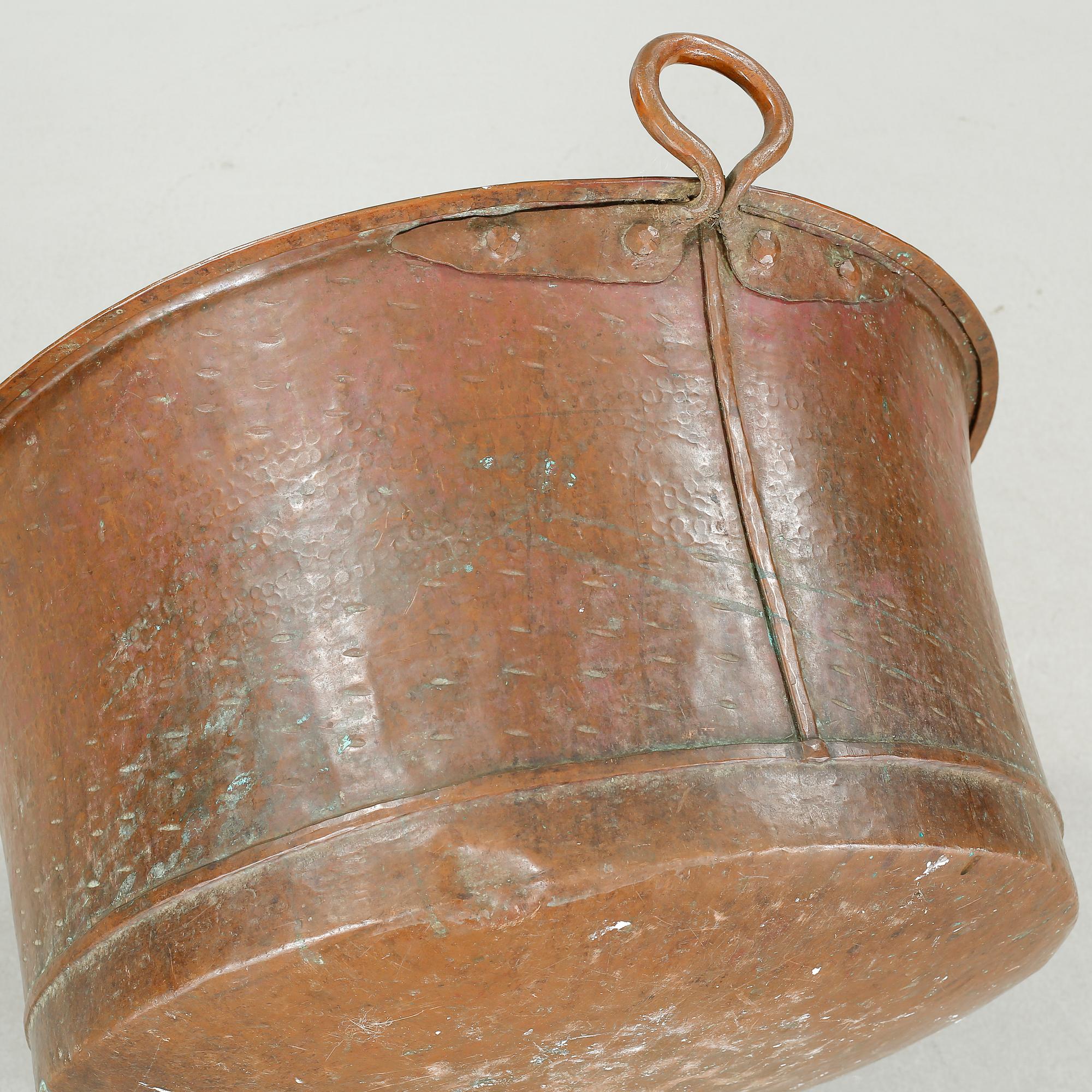 A copper wash tub, 19th century.