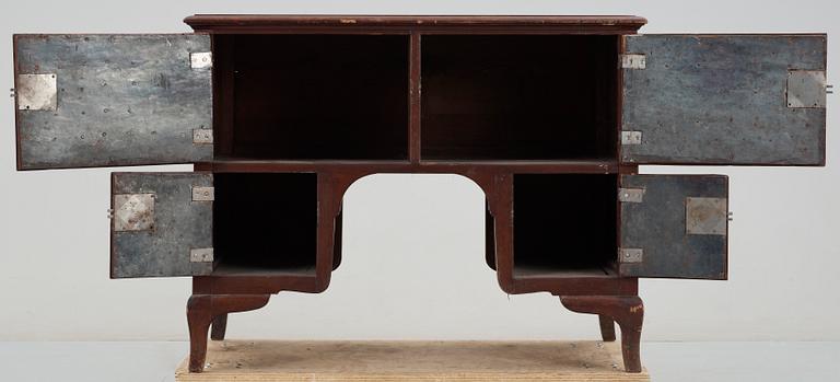 SIDEBOARD/SKÄNK, rokokostil, troligen delvis 1700-tal.
