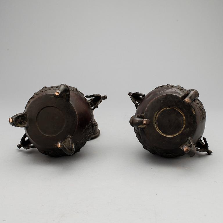 RÖKELSEKAR, ett par, brons, Japan, tidigt 1900-tal.