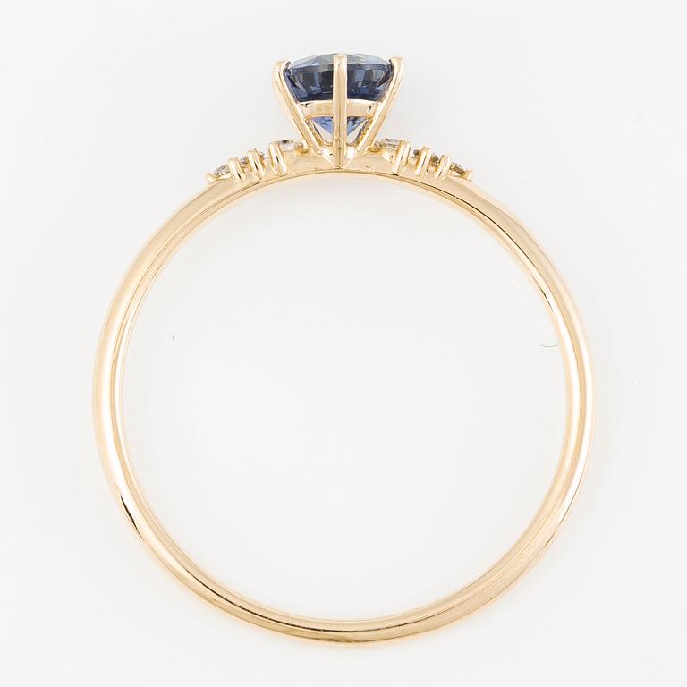 Ring 14K gold with sapphire and brilliant-cut diamonds.