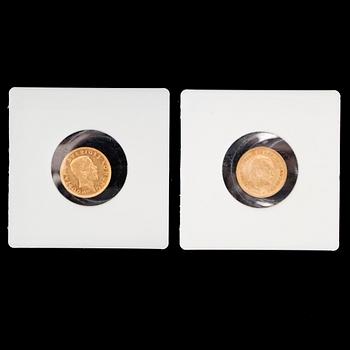 GULDMYNT, 2 st, 5 kronor, Gustaf V, 1920 samt Oscar II, 1901. Vikt ca 5 gram.