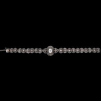 1408. A rose- and antique cut diamond bracelet, center stone. app. 1.50 cts.