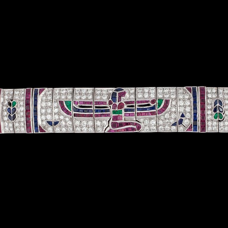 ARMBAND, carréslipade rubiner, safirer, smaragder samt briljantslipade diamanter, tot. ca 5 ct, egyptiskt motiv.