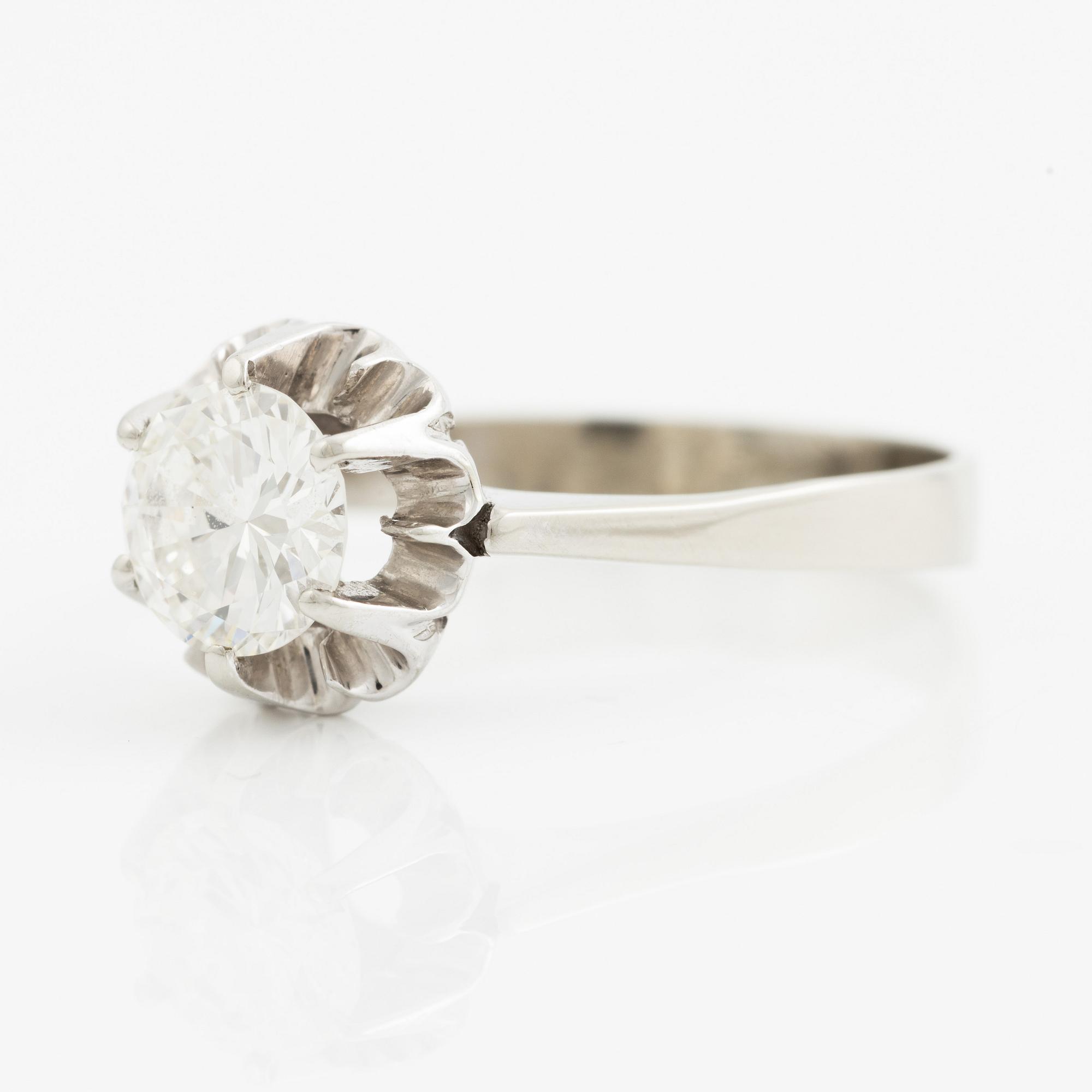 Ring 18K white gold set with a round brilliant-cut diamond.