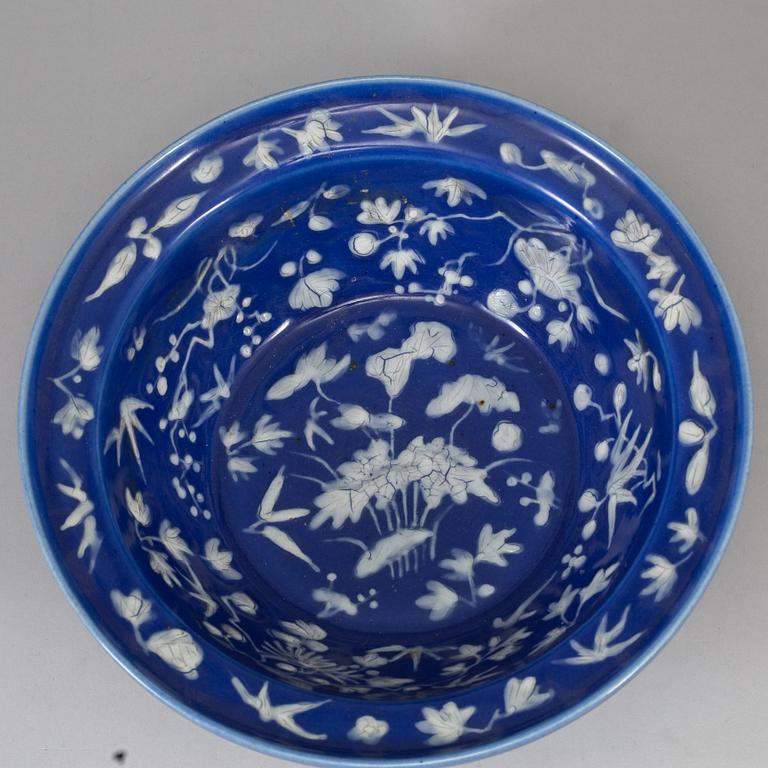 A slip decorated basin, Qing dynasty, 19th Century.