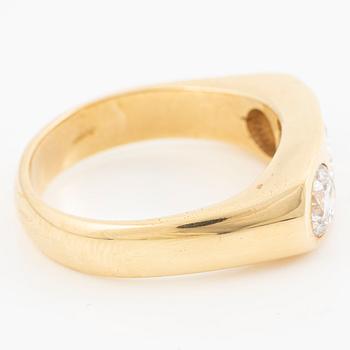 Ring in 18K gold with three brilliant-cut diamonds.