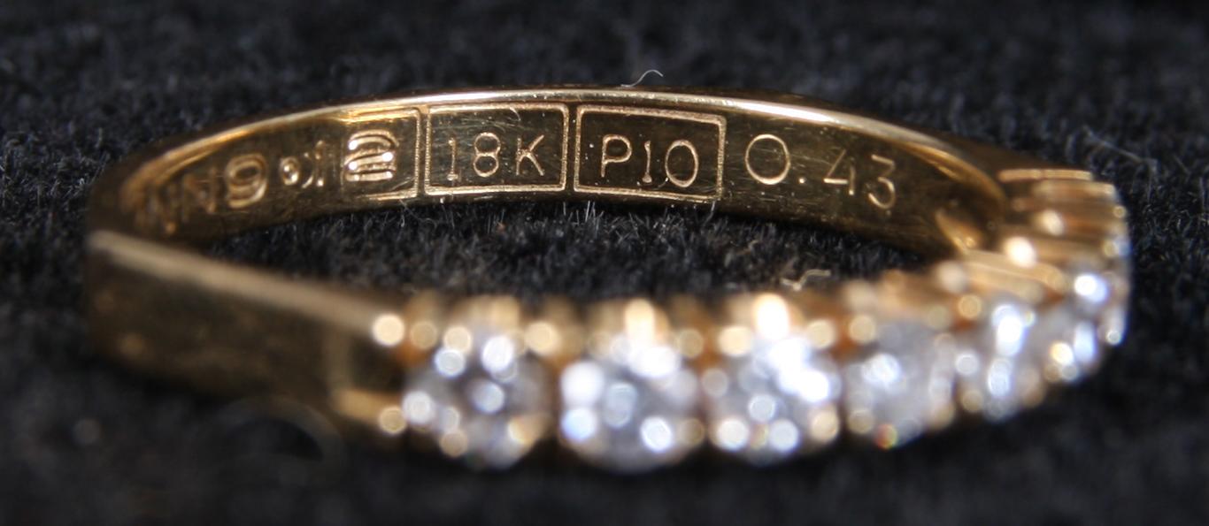 RING, 18K guld samt 8 briljanter. Enl inskription 0.43 ct.