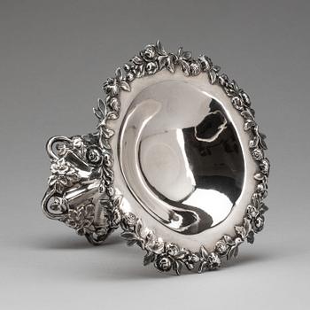 SKÅLFAT PÅ FOT, silver. Gustav Möllenborg Stockholm, 1859.  Vikt ca 314 g.