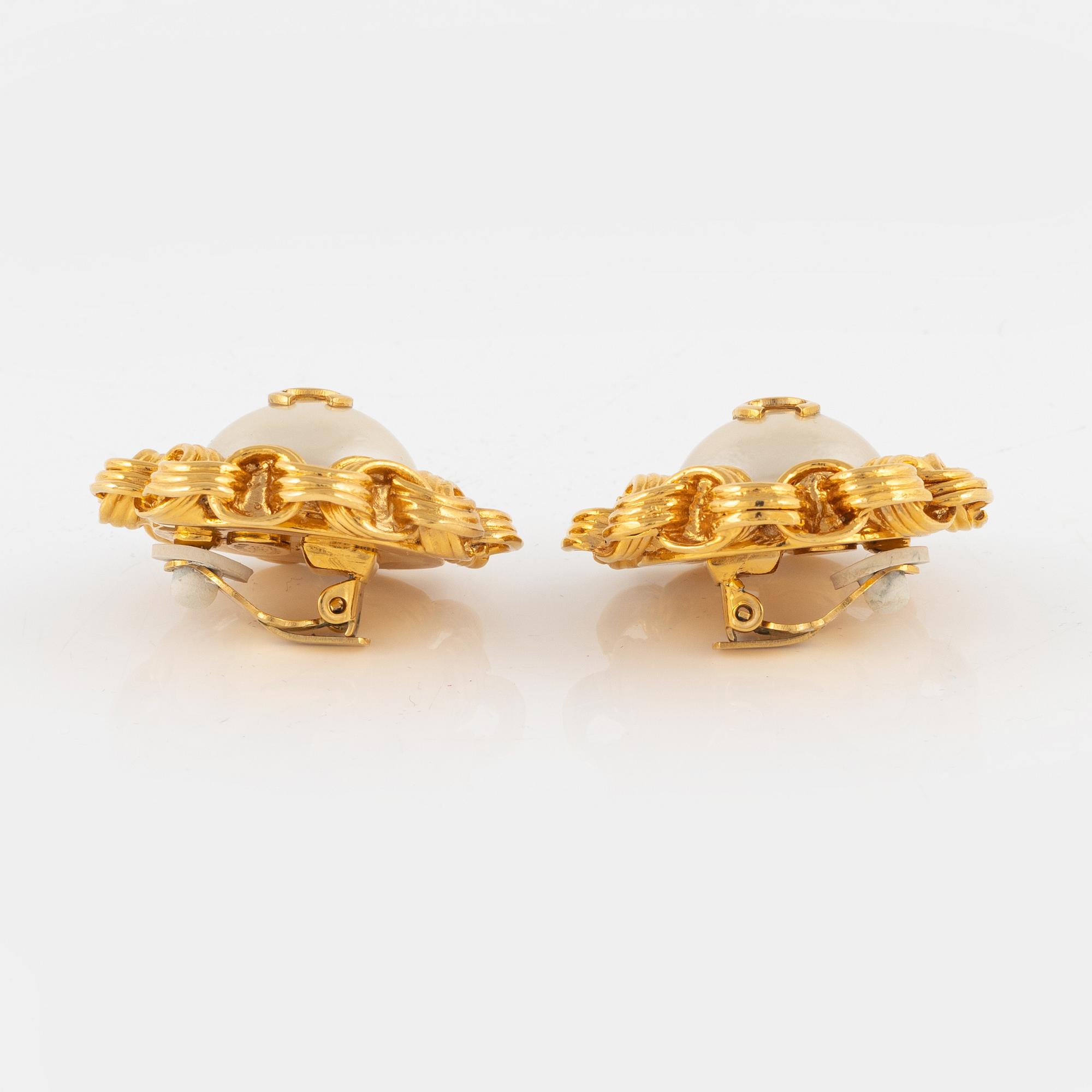 Chanel, earrings, a pair from 1990.