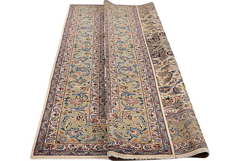 A carpet, Kashan, ca 388 x 285 cm.